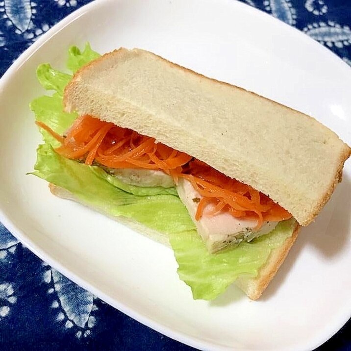 サラダチキンとにんじんのサンドイッチ